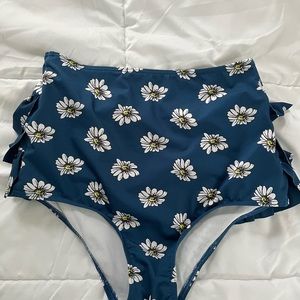 High Dive-By Modcloth- swimsuit bottom ruffle backside- blue daisies-sz M